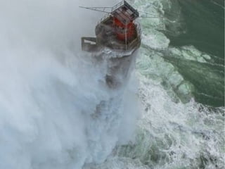 France...Finistère -Ouessant ...le phare du Nividic 35m de haut
Une vague de 20-25m va s abattre sur le phare Photos Philip Plisson
 