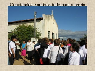 Convidados e amigos indo para a Igreja
 
