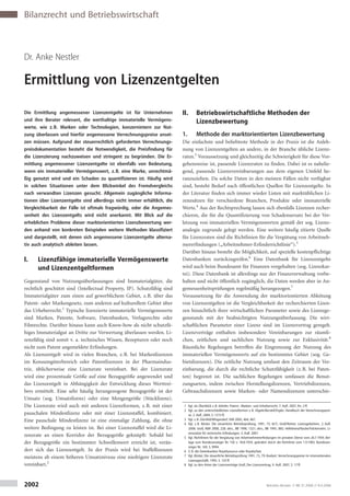Bilanzrecht und Betriebswirtschaft
Dr. Anke Nestler
Ermittlung von Lizenzentgelten
Die Ermittlung angemessener Lizenzentgelte ist für Unternehmen
und ihre Berater relevant, die werthaltige immaterielle Vermögens-
werte, wie z.B. Marken oder Technologien, konzernintern zur Nut-
zung überlassen und hierfür angemessene Verrechnungspreise anset-
zen müssen. Aufgrund der steuerrechtlich geforderten Verrechnungs-
preisdokumentation besteht die Notwendigkeit, die Preisfindung für
die Lizenzierung nachzuweisen und stringent zu begründen. Die Er-
mittlung angemessener Lizenzentgelte ist ebenfalls von Bedeutung,
wenn ein immaterieller Vermögenswert, z.B. eine Marke, unrechtmä-
ßig genutzt wird und ein Schaden zu quantifizieren ist. Häufig wird
in solchen Situationen unter dem Blickwinkel des Fremdvergleichs
nach verwandten Lizenzen gesucht. Allgemein zugängliche Informa-
tionen über Lizenzentgelte sind allerdings nicht immer erhältlich, die
Vergleichbarkeit der Fälle ist oftmals fragwürdig, oder die Angemes-
senheit des Lizenzentgelts wird nicht anerkannt. Mit Blick auf die
erheblichen Probleme dieser marktorientierten Lizenzbewertung wer-
den anhand von konkreten Beispielen weitere Methoden klassifiziert
und dargestellt, mit denen sich angemessene Lizenzentgelte alterna-
tiv auch analytisch ableiten lassen.
I. Lizenzfähige immaterielle Vermögenswerte
und Lizenzentgeltformen
Gegenstand von Nutzungsüberlassungen sind Immaterialgüter, die
rechtlich geschützt sind (Intellectual Property, IP). Schutzfähig sind
Immaterialgüter zum einen auf gewerblichem Gebiet, z.B. über das
Patent- oder Markengesetz, zum anderen auf kulturellem Gebiet über
das Urheberrecht.1
Typische lizenzierte immaterielle Vermögenswerte
sind Marken, Patente, Software, Datenbanken, Verlagsrechte oder
Filmrechte. Darüber hinaus kann auch Know-how als nicht schutzfä-
higes Immaterialgut an Dritte zur Verwertung überlassen werden. Li-
zenzfähig sind somit v. a. technisches Wissen, Rezepturen oder noch
nicht zum Patent angemeldete Erfindungen.
Als Lizenzentgelt wird in vielen Branchen, z.B. bei Markenlizenzen
im Konsumgüterbereich oder Patentlizenzen in der Pharmaindus-
trie, üblicherweise eine Lizenzrate vereinbart. Bei der Lizenzrate
wird eine prozentuale Größe auf eine Bezugsgröße angewendet und
das Lizenzentgelt in Abhängigkeit der Entwicklung dieses Werttrei-
bers ermittelt. Eine sehr häufig herangezogene Bezugsgröße ist der
Umsatz (sog. Umsatzlizenz) oder eine Mengengröße (Stücklizenz).
Die Lizenzrate wird auch mit anderen Lizenzformen, z.B. mit einer
pauschalen Mindestlizenz oder mit einer Lizenzstaffel, kombiniert.
Eine pauschale Mindestlizenz ist eine einmalige Zahlung, die ohne
weitere Bedingung zu leisten ist. Bei einer Lizenzstaffel wird die Li-
zenzrate an einen Korridor der Bezugsgröße geknüpft: Sobald bei
der Bezugsgröße ein bestimmter Schwellenwert erreicht ist, verän-
dert sich das Lizenzentgelt. In der Praxis wird bei Staffellizenzen
meistens ab einem höheren Umsatzniveau eine niedrigere Lizenzrate
vereinbart.2
II. Betriebswirtschaftliche Methoden der
Lizenzbewertung
1. Methode der marktorientierten Lizenzbewertung
Die einfachste und beliebteste Methode in der Praxis ist die Anleh-
nung von Lizenzentgelten an andere, in der Branche übliche Lizenz-
raten.3
Voraussetzung und gleichzeitig die Schwierigkeit für diese Vor-
gehensweise ist, passende Lizenzraten zu finden. Dabei ist es nahelie-
gend, passende Lizenzvereinbarungen aus dem eigenen Umfeld he-
ranzuziehen. Da solche Daten in den meisten Fällen nicht verfügbar
sind, besteht Bedarf nach öffentlichen Quellen für Lizenzentgelte. In
der Literatur finden sich immer wieder Listen mit marktüblichen Li-
zenzsätzen für verschiedene Branchen, Produkte oder immaterielle
Werte.4
Aus der Rechtsprechung lassen sich ebenfalls Lizenzen recher-
chieren, die für die Quantifizierung von Schadensersatz bei der Ver-
letzung von immateriellen Vermögenswerten gemäß der sog. Lizenz-
analogie zugrunde gelegt werden. Eine weitere häufig zitierte Quelle
für Lizenzraten sind die Richtlinien für die Vergütung von Arbeitneh-
mererfindungen („Arbeitnehmer-Erfinderrichtlinie“).5
Darüber hinaus besteht die Möglichkeit, auf spezielle kostenpflichtige
Datenbanken zurückzugreifen.6
Eine Datenbank für Lizenzentgelte
wird auch beim Bundesamt für Finanzen vorgehalten (sog. Lizenzkar-
tei). Diese Datenbank ist allerdings nur der Finanzverwaltung vorbe-
halten und nicht öffentlich zugänglich, die Daten werden aber in An-
gemessenheitsprüfungen regelmäßig herangezogen.7
Voraussetzung für die Anwendung der marktorientierten Ableitung
von Lizenzentgelten ist die Vergleichbarkeit der recherchierten Lizen-
zen hinsichtlich ihrer wirtschaftlichen Parameter sowie des Lizenzge-
genstands mit der beabsichtigten Nutzungsüberlassung. Die wirt-
schaftlichen Parameter einer Lizenz sind im Lizenzvertrag geregelt.
Lizenzverträge enthalten insbesondere Vereinbarungen zur räumli-
chen, zeitlichen und sachlichen Nutzung sowie zur Exklusivität.8
Räumliche Regelungen betreffen die Eingrenzung der Nutzung des
immateriellen Vermögenswerts auf ein bestimmtes Gebiet (sog. Ge-
bietslizenzen). Die zeitliche Nutzung umfasst den Zeitraum der Ver-
einbarung, die durch die rechtliche Schutzfähigkeit (z.B. bei Paten-
ten) begrenzt ist. Die sachlichen Regelungen umfassen die Benut-
zungsarten, indem zwischen Herstellungslizenzen, Vertriebslizenzen,
Gebrauchslizenzen sowie Marken- oder Namenslizenzen unterschie-
2002 Betriebs-Berater // BB 37.2008 // 8.9.2008
1 Vgl. als Überblick z. B. Ilzhöfer, Patent-, Marken- und Urheberrecht, 7. Aufl. 2007, Rn. 2 ff.
2 Vgl. zu den unterschiedlichen Lizenzformen z. B. Vögele/Borstell/Engler, Handbuch der Verrechnungsprei-
se, 2. Aufl. 2004, S. 1515 ff.
3 Vgl. z. B. Dürrfeld/Wingendorf, IStR 2005, 464, 467.
4 Vgl. z. B. Böcker, Die steuerliche Betriebsprüfung, 1991, 73, 82 f.; Groß/Rohrer, Lizenzgebühren, 2. Aufl.
2008; Groß, K&R 2008, 228; ders., BB 1998, 1321; ders., BB 1995, 885; Hellebrand/Kaube/Falckenstein, Li-
zenzsätze für technische Erfindungen, 3. Aufl. 2007.
5 Vgl. Richtlinien für die Vergütung von Arbeitnehmererfindungen im privaten Dienst vom 20.7.1959, Bei-
lage zum Bundesanzeiger Nr. 156 v. 18.8.1959, geändert durch die Richtlinie vom 1.9.1983, Bundesan-
zeiger Nr. 169, S. 9994.
6 Z. B. die Datenbanken Royaltysource oder RoyaltyStat.
7 Vgl. Böcker, Die steuerliche Betriebsprüfung 1991, 73, 79; Kuebart, Verrechnungspreise im internationalen
Lizenzgeschäft, 1995, S. 125 ff.
8 Vgl. zu den Arten der Lizenzverträge Groß, Der Lizenzvertrag, 9. Aufl. 2007, S. 17 ff.
 