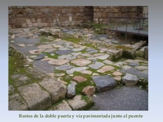 Restos de la doble puerta y vía pavimentada junto al puente