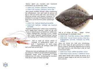 13
Það er af mörgu að taka þegar númer
og vörulýsingar eru skoðaðar nánar:
•	 0304.7131 Fryst flök, þorskur, bitar, roðflettir
•	 0304.9542 Annað frosið, þorskur, bitar, þ.e.
hnakkastykki, þunnildi, miðstykki og stirtla,
roðflett
Þessi tvö númer eru með eins vörulýsingu,
það er ekki hægt að gera greinarmun á þessu
tvennu, enda er vörulýsing Hagstofunnar sú sama
fyrir bæði númerin, þó niðurröðun orða sé með
mismunandi hætti:
•	 0304.7131 Fryst, roðflett þorskflök í bitum
•	 0304.9542 Frystur þorskur í roðflettum bitum
Þetta dæmi bendir ekki til þess að skortur sé á
númerum þegar hægt er að nota tvö númer fyrir
sömu vöruna.
Nokkur dæmi um misræmi sem núverandi
númerakerfi og vörulýsingar valda:
•	 0304.7121 Þorskur, sjófrystur, blokkfrystur
•	 0304.7129 Þorskur, sjófrystur, önnur flök
Bara þessar einföldu lýsingar valda misskilningi
hjá útflytjendum, sem gerir það að verkum að
það er lítið að marka þær tölur sem birtast um
útflutning afurða undir þessum númerum. Ef
skoðaðar eru lýsingar frá Hagstofu Íslands fyrir
þessi sömu númer þá koma aðrar upplýsingar
í ljós.
•	 0304.7121 Sjófryst blokkfryst þorskflök
•	 0304.7129 Sjófryst, millilögð eða lausfryst
þorskflök
Hugtakið „blokkfrystur“ veldur strax misskilningi,
sumir leggja þann skilning í orðið að allt sem
fryst er í plötufrystum sé blokkfryst, hefðbundin
blokk, millilögð flök, vafningar o.s.frv., meðan
aðrir skilja hugtakið „blokkfrystingu“ þannig
að eingöngu sé um hefðbundna blokk að ræða.
Það er vitað að nánast ekkert er
framleitt af hefðbundinni blokk um
borð í frystiskipum en samt segja
útflutningstölur að rúmlega 2.000 tonn
hafi verið flutt út árið 2012.
Útflytjendur leita að sjálfsögðu eftir vörulýsingum
og númerum í Tollskrá við gerð útflutningspappíra.
Hagstofan byggir sínar vörulýsingar á texta
tollskrárinnar en orðar vörulýsingarnar stundum
með öðrum hætti til frekari skýringa.
 