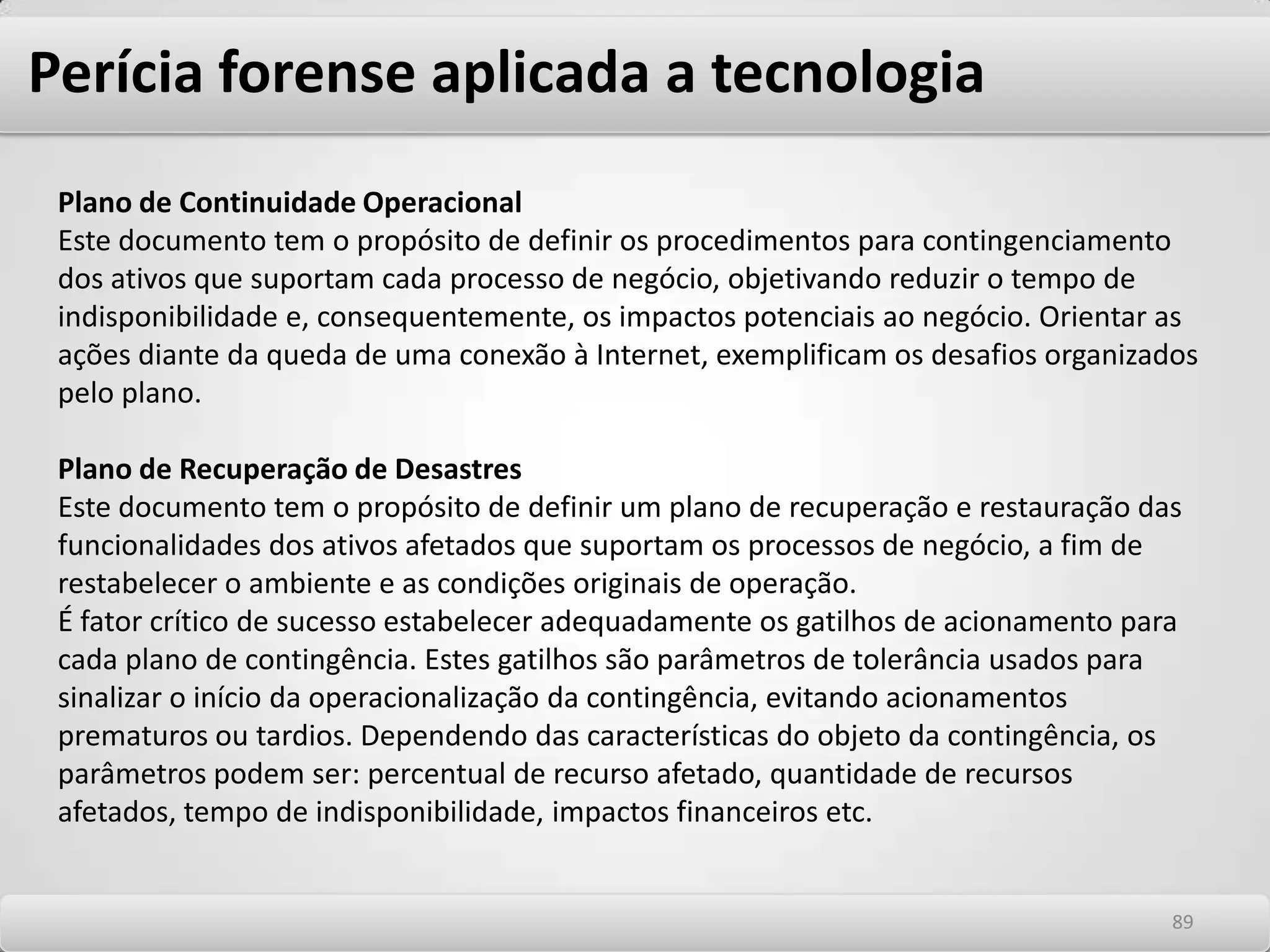 Cenário 3Escritório de advocacia com acesso de convidado A sua estrutura de apoio tem conexão sem fio para que todos os advogados, paralegais e assistentes possam facilmente compartilhar arquivos e trabalhar juntos nos casos. Você também oferece acesso de convidado para que os clientes ou advogados que visitam o escritório possam acessar os respectivos arquivos. A segurança aqui é um aspecto incrivelmente vital; se os registros legais dos seus clientes vazarem, você não só perderá um negócio, mas poderá ter o registro de advogado cassado ou sofrer conseqüências criminais. A solução recomendada: monte duas infra-estruturas sem fio. Use APs de alta qualidade que dêem suporte ao tipo de segurança WPA2-Enterprise e a SSIDs duplos, um para a estrutura de apoio e outro para o acesso de convidado. Configure o lado do funcionário para usar WPA2-Enterprise para autenticação e criptografia. Você precisará de um servidor RADIUS (execute os Serviços de Autenticação da Internet apenas nos controladores de domínio, para manter a simplicidade) e de software cliente atualizado (Windows XP SP2 pelo menos). Se você usar EAP-TLS para autenticação, precisará também de certificados digitais. Configure o lado do convidado como uma rede pública aberta. Mais uma vez, os convidados não conseguirão se integrar facilmente a protocolos como WPA-Personal ou WPA-Enterprise, por isso você deve poupá-los (e a si mesmo) desse aborrecimento. Permita a funcionalidade de VPN (rede virtual privada) de saída no lado do convidado, de modo que os convidados possam se conectar às suas próprias redes corporativas a fim de recuperar dados. 8585