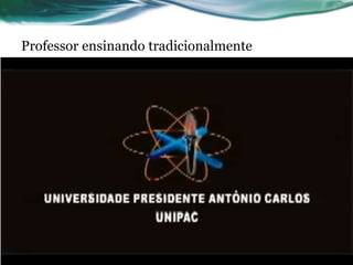 Professor ensinando tradicionalmente
 