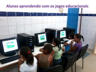 Alunas aprendendo com os jogos educacionais
 