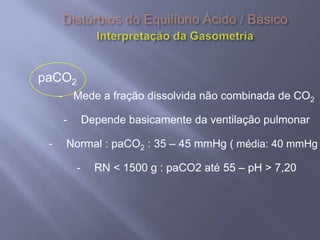 SANGUE COMO UMA SOLUÇÃO-TAMPÃO Os principais órgãos que regulam o pH do sistema tampão ácido carbônico-bicarbonato são pulmões e rins. Receptores no cérebro - sensíveis às concentrações de H+ e CO2 nos fluídos corpóreos. Quando a concentração de CO2 aumenta, os equilíbrios deslocam-se para a esquerda, o que leva à formação de mais H+. Os receptores disparam um reflexo para respirar mais rápido e mais profundamente, aumentando a velocidade de eliminação de CO2 dos pulmões e deslocando o equilíbrio de volta para a direita. Os rins absorvem ou liberam H+ e HCO3-; muito do excesso de ácido deixa o corpo na urina, que normalmente tem pH de 5,0 a 7,0.Regulação respiratória do equilíbrio ácido-base1. O CO2 reage com H2O para formar H2CO3. Este dissocia-se para formar H+ e HCO3-. 2. A diminuição do pH do líquido extracelular estimula o centro respiratório e provoca o aumento da frequência respiratória.3. O aumento da frequência e profundidade respiratória faz com que o CO2 seja expelido dos pulmões, reduzindo assim os seus níveis extracelulares. À medida que estes decrescem, a [H+] extracelular diminui e o pH aumenta.