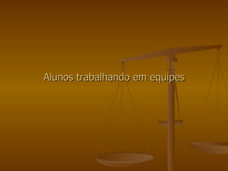 Alunos trabalhando em equipes 