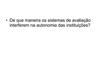 De que maneira os sistemas de avaliação interferem na autonomia das instituições? 