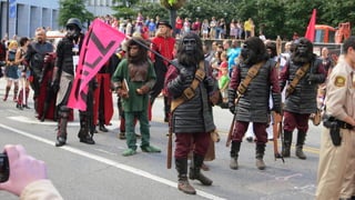 Ausziehen! Ausziehen!