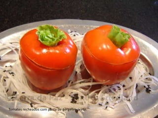 Tomates recheados com pasta de gergelim preto.
 