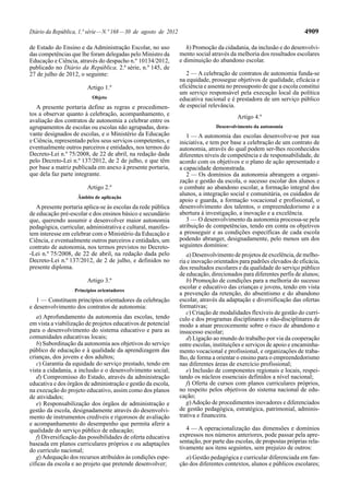 Diário da República, 1.ª série — N.º 168 — 30 de agosto de 2012                                                         4909

de Estado do Ensino e da Administração Escolar, no uso               h) Promoção da cidadania, da inclusão e do desenvolvi-
das competências que lhe foram delegadas pelo Ministro da         mento social através da melhoria dos resultados escolares
Educação e Ciência, através do despacho n.º 10134/2012,           e diminuição do abandono escolar.
publicado no Diário da República, 2.ª série, n.º 145, de
27 de julho de 2012, o seguinte:                                     2 — A celebração de contratos de autonomia funda-se
                                                                  na equidade, prossegue objetivos de qualidade, eficácia e
                        Artigo 1.º                                eficiência e assenta no pressuposto de que a escola constitui
                                                                  um serviço responsável pela execução local da política
                           Objeto                                 educativa nacional e é prestadora de um serviço público
   A presente portaria define as regras e procedimen-             de especial relevância.
tos a observar quanto à celebração, acompanhamento, e                                      Artigo 4.º
avaliação dos contratos de autonomia a celebrar entre os
agrupamentos de escolas ou escolas não agrupadas, dora-                          Desenvolvimento da autonomia
vante designados de escolas, e o Ministério da Educação              1 — A autonomia das escolas desenvolve-se por sua
e Ciência, representado pelos seus serviços competentes, e        iniciativa, e tem por base a celebração de um contrato de
eventualmente outros parceiros e entidades, nos termos do         autonomia, através do qual podem ser-lhes reconhecidos
Decreto-Lei n.º 75/2008, de 22 de abril, na redação dada          diferentes níveis de competência e de responsabilidade, de
pelo Decreto-Lei n.º 137/2012, de 2 de julho, e que têm           acordo com os objetivos e o plano de ação apresentado e
por base a matriz publicada em anexo à presente portaria,         a capacidade demonstrada.
que dela faz parte integrante.                                       2 — Os domínios da autonomia abrangem a organi-
                                                                  zação e gestão da escola, o sucesso escolar dos alunos e
                        Artigo 2.º                                o combate ao abandono escolar, a formação integral dos
                                                                  alunos, a integração social e comunitária, os cuidados de
                    Âmbito de aplicação
                                                                  apoio e guarda, a formação vocacional e profissional, o
   A presente portaria aplica-se às escolas da rede pública       desenvolvimento dos talentos, o empreendedorismo e a
de educação pré-escolar e dos ensinos básico e secundário         abertura à investigação, a inovação e a excelência.
que, querendo assumir e desenvolver maior autonomia                  3 — O desenvolvimento da autonomia processa-se pela
pedagógica, curricular, administrativa e cultural, manifes-       atribuição de competências, tendo em conta os objetivos
tem interesse em celebrar com o Ministério da Educação e          a prosseguir e as condições específicas de cada escola
Ciência, e eventualmente outros parceiros e entidades, um         podendo abranger, designadamente, pelo menos um dos
contrato de autonomia, nos termos previstos no Decreto-           seguintes domínios:
-Lei n.º 75/2008, de 22 de abril, na redação dada pelo               a) Desenvolvimento de projetos de excelência, de melho-
Decreto-Lei n.º 137/2012, de 2 de julho, e definidos no           ria e inovação orientados para padrões elevados de eficácia,
presente diploma.                                                 dos resultados escolares e da qualidade do serviço público
                                                                  de educação, direcionados para diferentes perfis de alunos;
                        Artigo 3.º                                   b) Promoção de condições para a melhoria do sucesso
                                                                  escolar e educativo das crianças e jovens, tendo em vista
                   Princípios orientadores
                                                                  a prevenção da retenção, do absentismo e do abandono
   1 — Constituem princípios orientadores da celebração           escolar, através da adaptação e diversificação das ofertas
e desenvolvimento dos contratos de autonomia:                     formativas;
                                                                     c) Criação de modalidades flexíveis de gestão do currí-
   a) Aprofundamento da autonomia das escolas, tendo              culo e dos programas disciplinares e não-disciplinares de
em vista a viabilização de projetos educativos de potencial       modo a atuar precocemente sobre o risco de abandono e
para o desenvolvimento do sistema educativo e para as             insucesso escolar;
comunidades educativas locais;                                       d) Ligação ao mundo do trabalho por via da cooperação
   b) Subordinação da autonomia aos objetivos do serviço          entre escolas, instituições e serviços de apoio e encaminha-
público de educação e à qualidade da aprendizagem das             mento vocacional e profissional, e organizações de traba-
crianças, dos jovens e dos adultos;                               lho, de forma a orientar o ensino para o empreendedorismo
   c) Garantia da equidade do serviço prestado, tendo em          nas diferentes áreas de exercício profissional;
vista a cidadania, a inclusão e o desenvolvimento social;            e) Inclusão de componentes regionais e locais, respei-
   d) Compromisso do Estado, através da administração             tando os núcleos essenciais definidos a nível nacional;
educativa e dos órgãos de administração e gestão da escola,          f) Oferta de cursos com planos curriculares próprios,
na execução do projeto educativo, assim como dos planos           no respeito pelos objetivos do sistema nacional de edu-
de atividades;                                                    cação;
   e) Responsabilização dos órgãos de administração e                g) Adoção de procedimentos inovadores e diferenciados
gestão da escola, designadamente através do desenvolvi-           de gestão pedagógica, estratégica, patrimonial, adminis-
mento de instrumentos credíveis e rigorosos de avaliação          trativa e financeira.
e acompanhamento do desempenho que permita aferir a
qualidade do serviço público de educação;                            4 — A operacionalização das dimensões e domínios
   f) Diversificação das possibilidades de oferta educativa       expressos nos números anteriores, pode passar pela apre-
baseada em planos curriculares próprios e ou adaptações           sentação, por parte das escolas, de propostas próprias rela-
do currículo nacional;                                            tivamente aos itens seguintes, sem prejuízo de outros:
   g) Adequação dos recursos atribuídos às condições espe-          a) Gestão pedagógica e curricular diferenciada em fun-
cíficas da escola e ao projeto que pretende desenvolver;          ção dos diferentes contextos, alunos e públicos escolares;
 