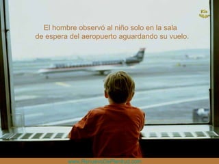 El hombre observó al niño solo en la sala de espera del aeropuerto aguardando su vuelo. www.RenuevoDePlenitud.com 