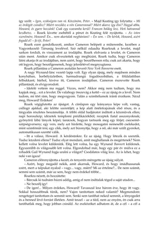 így szólt: – Igen, szükségem van rá. Köszönöm, Peter. – Majd Keating így folytatta: – Mi
az ördögöt csinálsz? Miért vesződsz a vén Cameronnal? Miért akarsz így élni? Hagyd abba,
Howard, és gyere hozzánk! Csak egy szavamba kerül! Francon boldog lesz. Heti hatvannal
kezdhetsz. – Roark kivette zsebéből a pénzt és Keating felé nyújtotta. – Az isten
szerelmére, Howard! Én... nem akartalak megbántani! – Én sem. – De kérlek, Howard, azért
fogadd el! – Jó éjt, Peter!
Roark ezen gondolkozott, amikor Cameron belépett a műterembe, kezében a
Vagyonkezelő Társaság levelével. Szó nélkül odaadta Roarknak a levelet, majd
sarkon fordult, és visszament az irodájába. Roark elolvasta a levelet, és Cameron
után ment. Amikor csak elvesztettek egy megbízást, Roark tudta, hogy Cameron
látni akarja őt az irodájában, nem azért, hogy beszélhessen róla; csak azt akarta, hogy
ott legyen, hogy beszélgessenek, hogy jelenlétével megnyugtassa.
Roark pillantása a Cameron asztalán heverő New York Bannerre esett.
A nagy Wynand-lánc vezető lapja volt. Egy olyan újság, mely majdnem minden
konyhában, borbélyüzletben, harmadrangú fogadószobában, a földalattiban
felbukkant; bárhol, kivéve itt, Cameron irodájában. Cameron észrevette Roark
pillantását, és elvigyorodott.
– Idefelé vettem ma reggel. Vicces, nem? Akkor még nem tudtam, hogy ma
kapjuk meg... ezt a levelet. De valahogy összevág a kettő – ez az újság és a levél. Nem
tudom, mi tört rám, hogy megvegyem. Talán a szimbólumok iránti érzékem. Nézd
meg, Howard! Érdekes!
Roark végigfutotta az újságot. A címlapon egy leányanya képe volt, vastag,
csillogó ajakkal, aki lelőtte szeretőjét; a kép alatt önéletrajzának első része, és a
tárgyalás részletes beszámolója. A többi oldal hadjáratot indított a közművek ellen;
napi horoszkóp; idézetek templomi prédikációkból; receptek fiatal asszonyoknak;
gyönyörű lábú lányok képei; tanácsok, hogyan tartsunk meg egy férjet; csecsemő-
szépségverseny; egy vers, mely azt hirdette, hogy mosogatni nemesebb cselekedet,
mint szimfóniát írni; egy cikk, mely azt bizonyítja, hogy a nő, aki már szült gyereket,
automatikusan szentté válik.
– Itt a válasz, Howard. A kérdésünkre. Ez az újság. Hogy létezik és szeretik.
Tudsz küzdeni ellene? Tudsz olyat mondani, amit meghallanak és megértenek? Nem
kellett volna levelet küldeniük. Elég lett volna, ha egy Wynand Bannert küldenek.
Egyszerűbb és világosabb lett volna. Elgondoltad már, hogy egy pár év múlva ez a
rohadék Gail Wynand fogja uralni a világot? Csodálatos világ lesz. Az is lehet, hogy
neki van igaza!
Cameron előrenyújtotta a kezét, és tenyerén méregette az újság súlyát.
– Azért, hogy megadd nekik, amit akarnak, Howard, és hogy imádhassanak
ezért, mert a talpukat nyalod – vagy... vagy, miért? Mi az értelme?... De nem számít,
semmi sem számít, már az sem, hogy nem érdekel többé...
Roarkra nézett, és hozzátette:
– Bárcsak ki tudnám húzni addig, amíg el nem indítalak téged a saját utadon...
– Ne beszélj így!
– De igen!... Milyen érdekes, Howard! Tavasszal lesz három éve, hogy itt vagy.
Sokkal hosszabbnak tűnik, nem? Vajon tanítottam neked valamit? Megmondom:
rengeteget tanítottam és semmit sem. Senki sem taníthat neked semmit, a lényegedet
és a benned lévő forrást illetően. Amit teszel – az a tiéd, nem az enyém, én csak arra
taníthatlak meg, hogy jobban csináld. Az eszközöket adhatom át, de a cél – a cél a
 