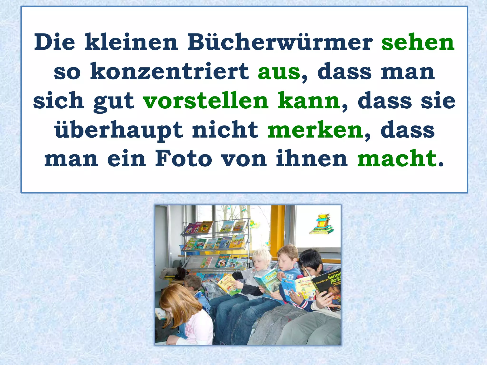 Der Vater und die drei Söhne
tragen Badehosen und
die Mutter und die Tochter
einen Bikini.
 