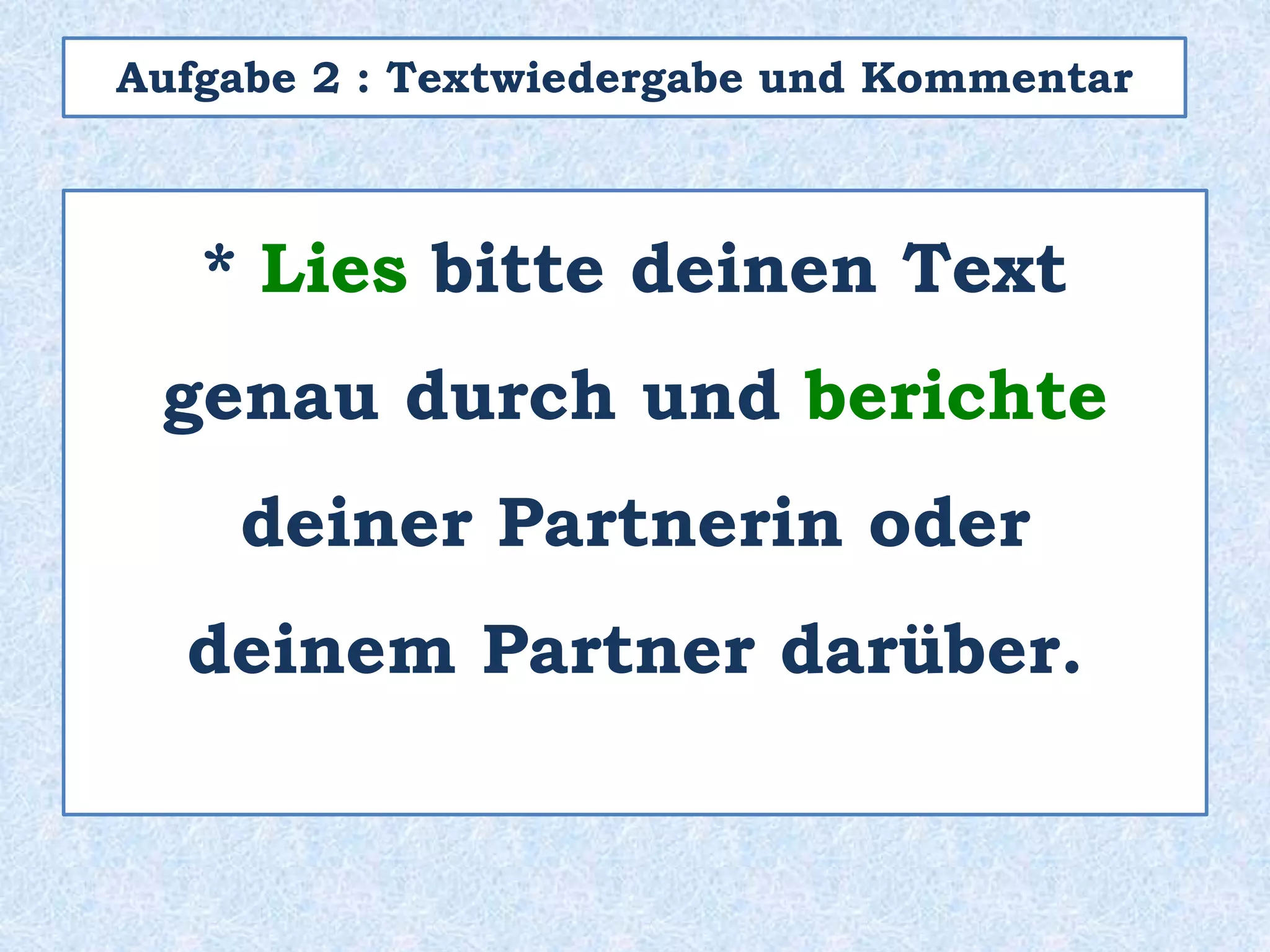 Der Vater hält an seiner linken
Hand seine Schwimmflossen.
 