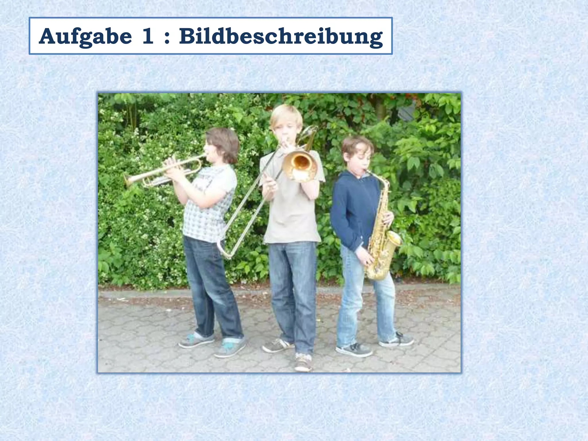 Auf dem Foto kann man
einen Vogel auf einem Ast sehen.
Auf dem Bild sieht man einen Vogel
auf einem Ast.
 