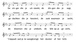 De vinger die je uitsteekt,
de dingen die je zegt,
gedachten die je koestert,
de zaak waarvoor je vecht,
de bloemen die je uitdeelt,
de blik op je gezicht,
’t bepaalt wat je teweegbrengt:
het duister of het licht.
REFR
En heel de schepping ademt
bij het goed dat je doet.
Het zit in kleine daden,
in elke lieve groet.
Want al dat kleine goede
is wat ons verbindt,
is hoe het ooit bedoeld is:
dat goddelijk begin.
't Berichtje op een website,
de koffie die je drinkt,
het ene glaasje minder,
het liedje dat je zingt,
het geld dat je wil geven,
’t persoonlijke gedicht,
’t bepaalt waar je naar toe gaat:
het duister of het licht.
De knipoog naar de kleuter,
het kopje thee op bed,
het pakje dat je opstuurt,
de mens waar jij op let,
de boel de boel te laten,
of 't volgen van je plicht,
’t bepaalt wat er gaat winnen:
het duister of het licht.
Het nodigen aan tafel,
het lachen om de trend,
het voeren van de eendjes,
het zijn zoals je bent,
het nee tegen het onrecht,
een daad zonder gewicht,
’t bepaalt de loop der dingen:
het duister of het licht.
De toegewijde aandacht,
’t vertrouwen dat je geeft,
de eenvoud van je hand'len,
het voelen dat je leeft,
het trilt in heel de kosmos;
het heeft echt veel gewicht
zorgt voor die andere wending:
het duister of het licht.
 