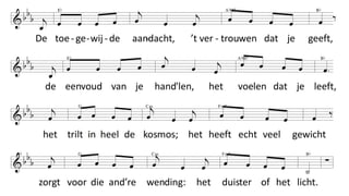 De vinger die je uitsteekt,
de dingen die je zegt,
gedachten die je koestert,
de zaak waarvoor je vecht,
de bloemen die je uitdeelt,
de blik op je gezicht,
’t bepaalt wat je teweegbrengt:
het duister of het licht.
REFR
En heel de schepping ademt
bij het goed dat je doet.
Het zit in kleine daden,
in elke lieve groet.
Want al dat kleine goede
is wat ons verbindt,
is hoe het ooit bedoeld is:
dat goddelijk begin.
't Berichtje op een website,
de koffie die je drinkt,
het ene glaasje minder,
het liedje dat je zingt,
het geld dat je wil geven,
’t persoonlijke gedicht,
’t bepaalt waar je naar toe gaat:
het duister of het licht.
De knipoog naar de kleuter,
het kopje thee op bed,
het pakje dat je opstuurt,
de mens waar jij op let,
de boel de boel te laten,
of 't volgen van je plicht,
’t bepaalt wat er gaat winnen:
het duister of het licht.
Het nodigen aan tafel,
het lachen om de trend,
het voeren van de eendjes,
het zijn zoals je bent,
het nee tegen het onrecht,
een daad zonder gewicht,
’t bepaalt de loop der dingen:
het duister of het licht.
De toegewijde aandacht,
’t vertrouwen dat je geeft,
de eenvoud van je hand'len,
het voelen dat je leeft,
het trilt in heel de kosmos;
het heeft echt veel gewicht
zorgt voor die andere wending:
het duister of het licht.
 