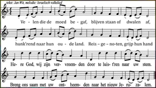Menigeen ging zelf op pad
daar hij thuis geen vrede had.
Eeuwig heimwee spoort hem aan,
laat ook hem het woord verstaan.
Refrein:
Here God, wij zijn vervreemden,
door te luisteren naar uw stem.
Breng ons saam met uw ontheem-den
naar het nieuw Jeruzalem.
Ve - len die de moed be - gaf, blijven staan of dwalen af,
hunk’rend naar hun ou - de land. Reis – ge – no-ten, grijp hun hand
 