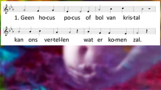 Door te hopen zie je kerstmis
in een toekomst die nu nog dicht is,
door spleten in wanhoop en skepsis
schijnt helder de ster die Gods licht is.
In dat openbreken hoor je
de belofte van de geboorte,
komt liefde door hemelse woorden
voorgoed 'onze ruste verstoren'.
1.
Geen hocus pocus
of bol van kristal
kan ons vertellen
wat er komen zal.
2.
In onze wereld
is liefde vaak klein
breek door je aardkorst
breek door schone schijn.
3.
Soms breekt zelfs water,
verlossing komt zacht.
Nu is plots later,
(het) kind komt onverwacht.
 