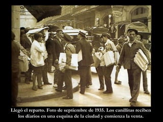 Llegó el reparto. Foto de septiembre de 1935. Los canillitas reciben  los diarios en una esquina de la ciudad y comienza la venta.   
