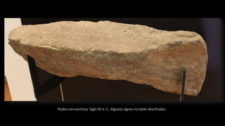 Piedra con escritura. Siglo VII a. C. Algunos signos no están descifrados.
 