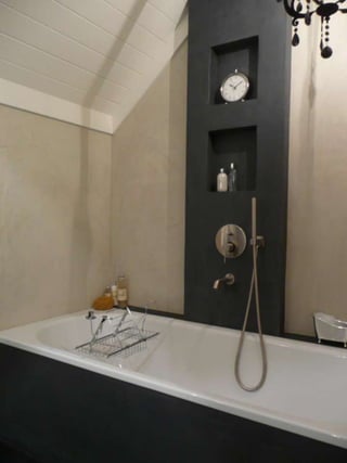 Badkamer met wanden van
       Decostuc
 