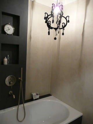 Badkamer met wanden van decostuc