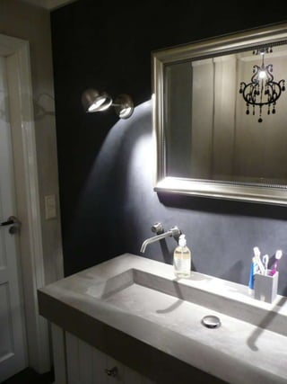Badkamer met wanden van decostuc