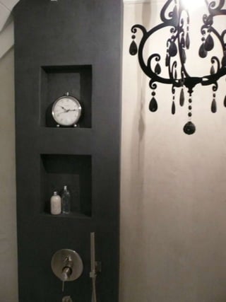 Badkamer met wanden van decostuc