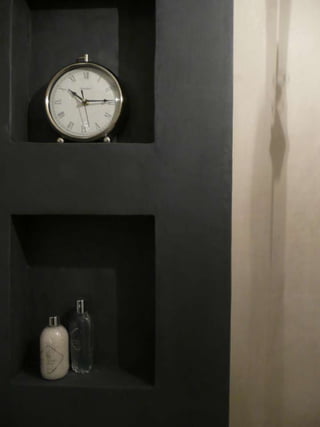 Badkamer met wanden van decostuc