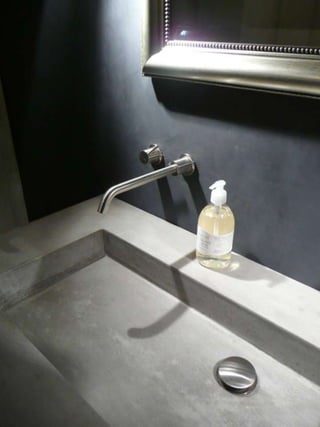 Badkamer met wanden van decostuc