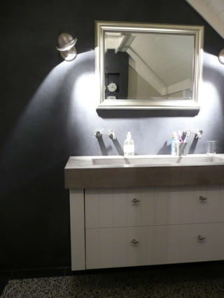 Badkamer met wanden van decostuc