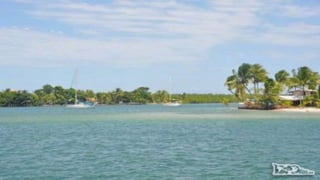 Camamu
 Localizada à margem do Rio Acaraí, este município está a 330 km de Salvador;
 Possui prédios coloniais, a maior igreja do interior do estado – Matriz de Nossa
Senhora da Assunção – e antigos casarões;
 A Baía de Camamu é a terceira maior baía do Brasil;
 Camamu é dividida em parte alta e baixa.
 