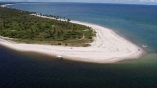 Valença
 Localizado à 256 km de Salvador, às margens do Rio Una;
 Possui um valioso patrimônio cultural e arquitetônico, como por exemplo as
igrejas Nossa Senhora do Amparo e a Matriz do sagrado Coração de Jesus;
 Praia de Guaibim;
 Praia de Ponta do Curral.
 