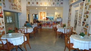 Fundação Casa de Jorge Amado 
 O casarão azul guarda pequeno acervo sobre a obra do autor baiano, como o 
fardão da Academia Brasileira de Letras, textos originais datilografados e 
prêmios recebidos em vida. Todo mundo para aqui pra tomar um café. 
 