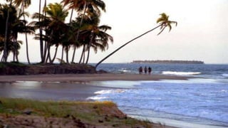 Maraú 
 Um dos principais cartões-postais da Costa do Dendê; 
 40 km de praias exuberantes e paisagem cercada de restingas, cachoeiras e 
manguezais; 
 Atrações: Terno de Almas, o Mandu e Mascarado; 
 Praias: Taipú de Fora e Barra Grande. 
 