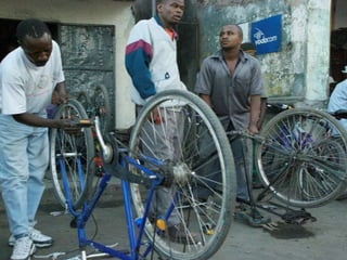 Baisikeli, DanWatch & Techno Trash