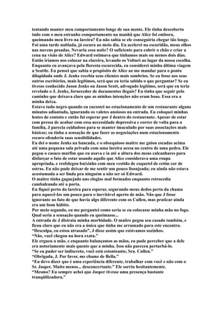 tentando manter meu comportamento longe de sua mente. Ele tinha descoberto
tudo com o meu estranho comportamento na manhã que Alice foi embora,
queimando meu livro na lareira? Eu não sabia se ele conseguiria chegar tão longe.
Foi uma tarde nublada, já escura ao meio dia. Eu acelerei na escuridão, meus olhos
nas nuvens pesadas. Nevaria essa noite? O suficiente para cobrir o chão e criar a
cena na visão de Alice? Edward estimava que tínhamos mais ou menos dois dias.
Então iríamos nos colocar na clareira, levando os Volturi ao lugar da nossa escolha.
Enquanto eu avançava pela floresta escurecida, eu considerei minha última viagem
a Seattle. Eu pensei que sabia o propósito de Alice ao me mandar para o ponto
dilapidada onde J. Jenks recebia seus clientes mais sombrios. Se eu fosse aos seus
outros escritórios, mais legítimos, será que eu teria sabido o que perguntar? Se eu
tivesse conhecido Jason Jenks ou Jason Scott, advogado legítimo, será que eu teria
revelado o J. Jenks, fornecedor de documentos ilegais? Eu tinha que seguir pelo
caminho que deixava claro que as minhas intenções não eram boas. Essa era a
minha deixa.
Estava tudo negro quando eu encostei no estacionamento de um restaurante alguns
minutos adiantada, ignorando os valetes ansiosos na entrada. Eu coloquei minhas
lentes de contato e então fui esperar por J dentro do restaurante. Apesar de estar
com pressa de acabar com essa necessidade depressiva e correr de volta para a
família, J parecia cuidadoso para se manter imaculado por suas associações mais
básicas; eu tinha a sensação de que fazer as negociações num estacionamento
escuro ofenderia suas sensibilidades.
Eu dei o nome Jenks na bancada, e o obsequioso maitre me guiou escadas acima
até uma pequena sala privada com uma lareira acesa no centro de uma pedra. Ele
pegou o casaco marfim que eu usava e ia até a altura dos meus calcanhares para
disfarçar o fato de estar usando aquilo que Alice considerava uma roupa
apropriada, e resfolegou baixinho com meu vestido de coquetel de cetim cor de
ostras. Eu não pude deixar de me sentir um pouco lisonjeada; eu ainda não estava
acostumada a ser linda pra ninguém a não ser só Edward.
O maitre tinha gaguejado uns elogios mal formados enquanto retrocedia
cambaleando até a porta.
Eu fiquei perto da lareira para esperar, segurando meus dedos perto da chama
para aquecê-los um pouco para o inevitável aperto de mão. Não que J fosse
ignorante ao fato de que havia algo diferente com os Cullen, mas praticar ainda
era um bom hábito.
Por meio segundo, eu me perguntei como seria se eu colocasse minha mão no fogo.
Qual seria a sensação quando eu queimasse...
A entrada de J distraiu minha morbidade. O maitre pegou seu casado também, e
ficou claro que eu não era a única que tinha me arrumado para este encontro.
“Desculpa, eu estou atrasado”, J disse assim que estávamos sozinhos.
“Não, você chegou na hora exata.”
Ele ergueu a mão, e enquanto balançamos as mãos, eu pude perceber que a dele
era notoriamente mais quente que a minha. Isso não pareceu perturbá-lo.
“Se eu puder ser indiscreto, você está estonteante, Sra. Cullen.”
“Obrigada, J. Por favor, me chame de Bella.”
“Eu devo dizer que é uma experiência diferente, trabalhar com você e não com o
Sr. Jasper. Muito menos... desconcertante.” Ele sorriu hesitantemente.
“Mesmo? Eu sempre achei que Jasper tivesse uma presença bastante
tranqüilizadora.”
 