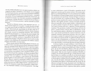 282j MIKHAIL BAKHTIN
em uma unidade indissoluvel com o seu aspecto semintico-objetivo, res-
tringindo este ultimo, vinculando-o a uma situa<;ao concreta (singular)
de comunicas:ao discursiva, com todas as suas circunstincias individuais,
com seus participantes pessoais, com as suas interven<;6es- enunciados
antecedentes. Por isso os participantes imediatos da comunicas:ao, que
se orientam na situas:ao e nos enunciados antecedentes, abrangem facil
e rapidamente a intens:ao discursiva, a vontade discursiva do falante, e
desde o inicio do discurso percebem o todo do enunciado em desdo-
bramento.
Passemos ao elemento terceiro e mais importante para nos - as
formas estaveis de genero do enunciado. A vontade discursiva do falan-
te se realiza antes de tudo na escolha de um certo genero de discurso. Essa
escolha e determinada pela especificidade de urn dado campo da co-
munica<;ao discursiva, por considera<;6es semintico-objetais (tematicas),
pela situa<;ao concreta da comunicas:ao discursiva, pela composi<;ao
pessoal dos seus participantes, etc. A intenyao discursiva do falante, com
toda a sua individualidade e subjetividade, e em seguida aplicada e adap-
tada ao genero escolhido, constitui-se e desenvolve-se em uma deter-
minada forma de genero. Tais generos existem antes de tudo em todos
os generos mais multiformes da comunicas:ao oral cotidiana, inclusive
do genero mais familiar e do mais intimo.
Falamos apenas atraves de determinados generos do discurso, isto
e, todos os nossos enunciados possuem formas relativamente estaveis e
dpicas de constru~iio do todo. Dispomos de urn rico repertorio de gene-
ros de discurso orais (e escritos). Em termosprdticos, nos os empregamos
de forma segura e habilidosa, mas em termos tedricos podemos desconhe-
cer inteiramente a sua existencia. Como o Jourdain de Moliere, que fa-
lava em prosa sem que disso suspeitasse, nos falamos por generos diver-
sos sem suspeitar da sua existencia. Ate mesmo no bate-papo mais des-
contraido e livre nos moldamos o nosso discurso por determinadas
formas de genero, as vezes padronizadas e estereotipadas, as vezes mais
flexiveis, plasticas e criativas (a comunica<;ao coridiana tambem disp6e
de generos criativos). Esses generos do discurso nos sao dados quase da
mesma forma que nos e dada a lingua materna, a qual dominamos li-
vremente ate comeyarmos o estudo teorico da gramarica. A lingua mater-
na- sua composi<;ao vocabular e sua estrutura gramatical - nao chega
ESTETICA DA CRIA<;:Ao VERBAL I 283
ao nosso conhecimento a partir de dicionarios e gramaticas mas de
enuncia<;6es concretas que nos mesmos ouvimos e nos mesmos repro-
duzimos na comunicayao discursiva viva com as pessoas que nos rodeiam.
Nos assimilamos as formas da lingua somente nas formas das enuncia-
<;6es e justamente com essas formas. As formas da linguae as formas tf-
picas dos enunciados, isto e, OS generos do discurso, chegam a nossa ex-
periencia e a nossa consciencia em conjunto e estreitamente vinculadas.
Aprender a falar significa aprender a construir enunciados (porque fa-
lamos por enunciados e nao por ora<;6es isoladas e, evidentemente, nao
por palavras isoladas). Os generos do discurso organizam o nosso dis-
curso quase da mesma forma que o organizam as formas gramaticais
(sintaticas). Nos aprendemos a moldar o nosso discurso em formas de
genero e, quando ouvimos o discurso alheio, ja adivinhamos o seu ge-
nero pelas primeiras palavras, adivinhamos urn determinado volume
(isto e, uma extensao aproximada do conjunto do discurso), uma de-
terminada construs:ao composicional, prevemos 0 fim, isto e, desde 0
inicio temos a sensas:ao do conjunto do discurso que em seguida ape-
nas se diferencia no processo da fala. Se os generos do discurso nao exis-
tissem e nos nao OS dominassemos, Se tivessemos de cria-Jos peJa pri-
meira vez no processo do discurso, de construir livremente e pela primei-
ra vez cada enunciado, a comunicas:ao discursiva seria quase impossivel.
As formas de genero, nas quais moldamos o nosso discurso, dife-
rem substancialmente, e claro, das formas da lingua no sentido da sua
estabilidade e da sua coers:ao (normatividade) para o falante. Em linhas
gerais, elas sao bern mais flexiveis, plasticas e livres que as formas da
lingua. Tambem neste sentido a diversidade dos generos do discurso e
muito grande. Toda uma serie de generos sumamente difundidos no
cotidiano e de tal forma padronizada que a vontade discursiva indivi-
dual do falante so se manifesta na escolha de urn determinado genero
e ainda por cima na sua entonas:ao expressiva. Assim sao, por exemplo,
os diversos generos cotidianos breves de sauda<;6es, despedida, felicita-
<;6es, votos de toda especie, informas:ao sobre a saude, as crians:as, etc.
A diversidade desses generos e determinada pelo fato de que eles sao
diferentes em fun<;ao da situas:ao, da posis:ao social e das rel~<;6es pes-
soais de reciprocidade entre os participantes da comunicas:ao: lia formas
elevadas, rigorosamente oficiais e respeitosas desses generos, paralela-
 