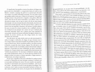 294 1M IKHAIL BAKHT IN
Os significados lexicograficos neutros das palavras da lingua asse-
guram para ela a identidade e a compreensao mutua de todos os seus
falantes, contudo o emprego das palavras na comunica<;:ao discursiva
viva sempre e de indole individual-contextual. Por isso pode-se dizer
que qualquer palavra existe para o falante em tres aspectos: como palavra
da lingua neutra e nao pertencente a ninguem; como palavra alheia dos
outros, cheia de ecos de outros enunciados; e, por ultimo, como a mi-
nha palavra, porque, uma vez que eu opero com ela em uma situas:ao
determinada, com uma intens:ao discursiva determinada, ela ja esta com-
penetrada da minha expressao. Nos dois aspectos finais, a palavra e ex-
pressiva mas essa expressao, reiteramos, nao pertence apropria palavra:
ela nasce no ponto do contato da palavra com a realidade concreta e
nas condi<;:6es de uma situas:ao real, contato esse que e realizado pelo
enunciado individual. Neste caso, a palavra atua como expressao de
certa posi<;:ao valorativa do homem individual (de alguem dotado de au-
toridade, do escritor, cientista, pai, mae, amigo, mestre, etc.) como
abreviatura do enunciado.
Em cada epoca, em cada drculo social, em cada micromundo fa-
miliar, de amigos e conhecidos, de colegas, em que o homein cresce e
vive, sempre existem enunciados investidos de autoridade que dao o tom,
como as obras de arte, ciencia, jornalismo politico, nas quais as pessoas
se baseiam, as quais elas citam, imitam, seguem. Em cada epoca e em
todos os campos da vida e da atividade, existem determinadas tradi<;:6es,
expressas e conservadas em vestes verbalizadas: em obras, enunciados,
sentens:as, etc. Sempre existem essas ou aquelas ideias determinantes dos
"senhores do pensamento" de uma epoca verbalmente expressas, algu-
mas tarefas fundamentais, lemas, etc. Ja nem falo dos modelos de an-
tologias escolares nos quais as crian<;:as aprendem a lingua materna e,
evidentemente, sao sempre expressivos.
Eis por que a experiencia discursiva individual de qualquer pessoa
se forma e se desenvolve em uma interas:ao constante e continua com
os enunciados individuais dos outros. Em certo sentido, essa experien-
cia pode ser caracterizada como processo de assimilarao - mais ou me-
nos criador- das palavras do outro (e nao das palavras da lingua). Nos-
so discurso, isto e, todos os nossos enunciados (inclusive as obras cria-
das) e pleno de palavras dos outros, de urn grau vario de alteridade ou
ESTETI CA DA C R!A<;:AO VERBAL I 295
d~ assimilabilidade, de urn grau vario de aperceptibilidade e de rele-
vancia. Essas palavras dos outros trazem consigo a sua expressao, o seu
torn valorativo que assimilamos, reelaboramos, e reacentuamos.
Desse modo, a expressividade de determinadas palavras nao e uma
propriedade da propria palavra como unidade da lingua e nao decorre
irnediatamente do significado dessas palavras; essa expressao ou e uma
·xpressao tipica de genero, ou urn eco de uma expressao individual alheia,
que torna a palavra uma especie de representante da plenitude do enun-
iado do outro como posi<;:ao valorativa determinada.
0 mesmo cabe dizer tambem da ora<;:ao enquanto unidade da lin-
gua: ela tambem carece de expressividade. Isso nos ja afirmamos no
infcio desta ses:ao. Resta apenas completar brevemente o que foi dito.
Acontece que os tipos existentes de ora<;:6es costumam funcionar como
•nunciados plenos de determinados tipos de genero. Assim sao as ora-
c;oes exclamativas, interrogativas e exortativas. Existe urn numero muito
grande de generos centrados no cotidiano e especiais (por exemplo, ge-
ncros de ordens militares e de produ<;:ao), que, em regra, sao expressos
por uma oras:ao de tipo correspondente. Por outro lado, as ora<;:6es des-
sc tipo se encontram de modo relativamente raro no contexto de subor-
dina<;:ao dos enunciados desenvolvidos. Quando express6es desse tipo
Ientram]* no contexto desenvolvido de subordina<;:ao, destacam-se com
certa nitidez de sua composi<;:ao e, em regra, procurando ser ou a pri-
rneira ou a ultima ora<;:ao do enunciado (ou da parte relativamente au-
tonoma do enunciado)**. Esses tipos de ora<;:6es adquirem urn interes-
se especial no corte do nosso problema e ainda voltaremos a elas. Aqui
nos importa apenas observar que as ora<;:6es desse tipo se fundem muito
solidamente com sua expressao de genero, assim como absorvem com
especial facilidade a expressao individual. Essas ora<;:6es em muito contri-
bufram para consolidar a ilusao sobre a natureza expressiva da ora<;:ao.
...
• Ve:z por ourra o autor usa colchetes para destacar alguma palavra mas nao explica os
motivos do uso. (N. doT.) •.
•• A primeira e a ultima ora0o de urn enunciado tern, em geral, uma natuleza original,
certa qualidade complementar. Porque se trata, por assim dizer, de ora<;6es da "linha
de frente", que se encontram imediatamente em plena linha de alternancia dos sujeitos
do discurso. (N. da ed. russa.)
 