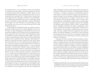 2661 MIKHAIL BAKHTIN
do enunciado, nao serve como urn objetivo seu mas e, por assim dizer,
urn epifenomeno do enunciado, seu produto complementar. Em dife-
rentes generos podem revelar-se diferentes carnadas e aspectos de uma
personalidade individual, o estilo individual pode encontrar-se em di-
versas relac;:oes de reciprocidade com a lingua nacional. A propria ques-
tao da lingua nacional na linguagem individual e, em seus fundamen-
tos, o problema do enunciado (porque so nele, no enunciado, a lingua
nacional se materializa na forma individual). A propria definic;:ao de
- estilo em geral e de estilo individual em particular exige urn estudo
mais profundo tanto da natureza do enunciado quanto da diversidade
de generos discursivos.
A relac;:ao organica e indissoluvel do estilo como genero se revela ni-
tidamente tambem na questao dos estilos de linguagem ou funcionais.
No fundo, OS estilos de linguagem ou funcionais nao sao outra coisa
senao estilos de genero de determinadas esferas da atividade humana e
da comunicac;:ao. Em cada campo existem e sao empregados generos que
correspondem as condic;:oes espedficas de dado campo; e a esses gene-
ros que correspondem determinados estilos. Uma determinada func;:ao
(cientffica, tecnica, publidstica, oficial, cotidiana) e determinadas con-
dic;:oes de comunicac;:ao discursiva, espedficas de cada campo, geram
determinados generos, isto e, determinados tipos de enunciados estilis-
ticos, tematicos e composicionais relativamente esraveis. 0 estilo e in-
dissociavel de determinadas unidades tematicas e - 0 que e de especial
importancia- de determinadas unidades composicioniJ.is: de determi-
nados tipos de construc;:ao do conjunto, de tipos do seu acabarnento, de
tipos da relac;:ao do falante com outros participantes da comunicac;:ao
discursiva- com os ouvintes, os leitores, os parceiros, o discurso do ou-
tro, etc. 0 estilo integra a unidade de genero do enunciado como seu
elemento. lsto nao significa, evidentemente, que o estilo de linguagem
nao possa se tornar objeto de urn estudo especial independente. Seme-
lhante estudo, ou seja, a estilfstica da lingua como disciplina autonoma,
tarnbem e possfvel e necessario. No entanto, esse estudo so sera corre-
to e eficaz se levar permanentemente em coma a natureza do genero dos
estilos lingi.ifsticos e basear-se no estudo previo das modalidades de ge-
neros do discurso. Ate hoje a estilistica da lingua tern sido desprovida
de semelhante base. Daf a sua fraqueza. Nao existe uma classificac;:ao dos
ESTETICA DA CRIA<;:Ao VERBAL 1 267
estilos de linguagem que tenha reconhecimento geral. Os autores das clas-
sificac;:oes freqi.ientemente deturpam a principal exigencia logica da
classificac;:ao - a unidade do fundamento, As classificac;:oes sao suma-
mente pobres e nao diferenciadas. Por exemplo, numa grarnatica aca-
demica da lingua russa recentemente publicada sao apresentadas as
seguintes variedades estilisticas da lingua: o discurso do livro, o dis-
curso popular, o discurso abstrato-cientffico, tecnico-cientffico, jorna-
listico-publidstico, oficial, familiar cotidiano, discurso popular vulgar.
Paralelamente a esses estilos de linguagem, figuram como modalida-
des estilisticas palavras dialeticas, palavras arcaicas, expressoes profis-
sionais. Semelhante classificac;:ao dos estilos e absolutamente casual,
baseia-se em diferentes prindpios (ou fundamentos) de divisao em es-
tilos. Alem disso, essa classificac;:ao e tambem pobre e pouco diferen-
ciada*. Tudo isso e resultado direto da incompreensao da natureza de
genero dos estilos de linguagem e da ausencia de uma classificac;:ao
bern pensada dos generos discursivos por campos de atividade (bern
como da distinc;:ao, muito importante para a estilfstica, entre generos
primarios e secundarios).
A separac;:ao dos estilos em relac;:ao aos generos manifesta-se de for-
ma particularmente nociva na elaborac;:ao de uma serie de questoes his-
toricas. As mudanc;:as historicas dos estilos de linguagem estao indisso-
luvelmente ligadas as mudanc;:as dos generos do discurso. A linguagem
literaria e urn sistema dinamico e complexo de estilos de linguagem; 0
peso espedfico desses estilos e sua inter-relac;:ao no sistema da linguagem
literaria estao em rnudanc;:a permanente. A linguagem da literatura,
cuja composiyao e integrada pelos estilos da linguagem nao literaria, e urn
sistema ainda mais complexo e organizado em outras bases. Para enten-
der a complexa dinamica historica desses sistemas, para passar da descri-
c;:ao simples (e superficial na maioria dos casos) dos estilos que estao pre-
sentes e se alternam para a explicac;:ao historica dessas mudanc;:as faz-se
necessaria uma elaborac;:ao especial da historia dos generos discursivos
...
.
* Classificas;6es igualmente pobres, vagas e sem urn fundamento bern pensatlo dos estilos
de linguagem sao apresentadas por A. N. Gv6zdiev em seu livro Ensaios de·i:1tilo da lin-
gua russa (Moscou, 1952, pp. 13-5). Essas classificas;6es se baseiam numa assimilas;ao
acdtica das nos;6es tradicionais de estilos de linguagem. (N. da ed. russa.)
 