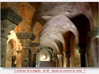 L’intérieur de la chapelle - du XIe - épouse les contours du rocher 
 