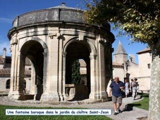 Une fontaine baroque dans le jardin du cloître Saint-Jean