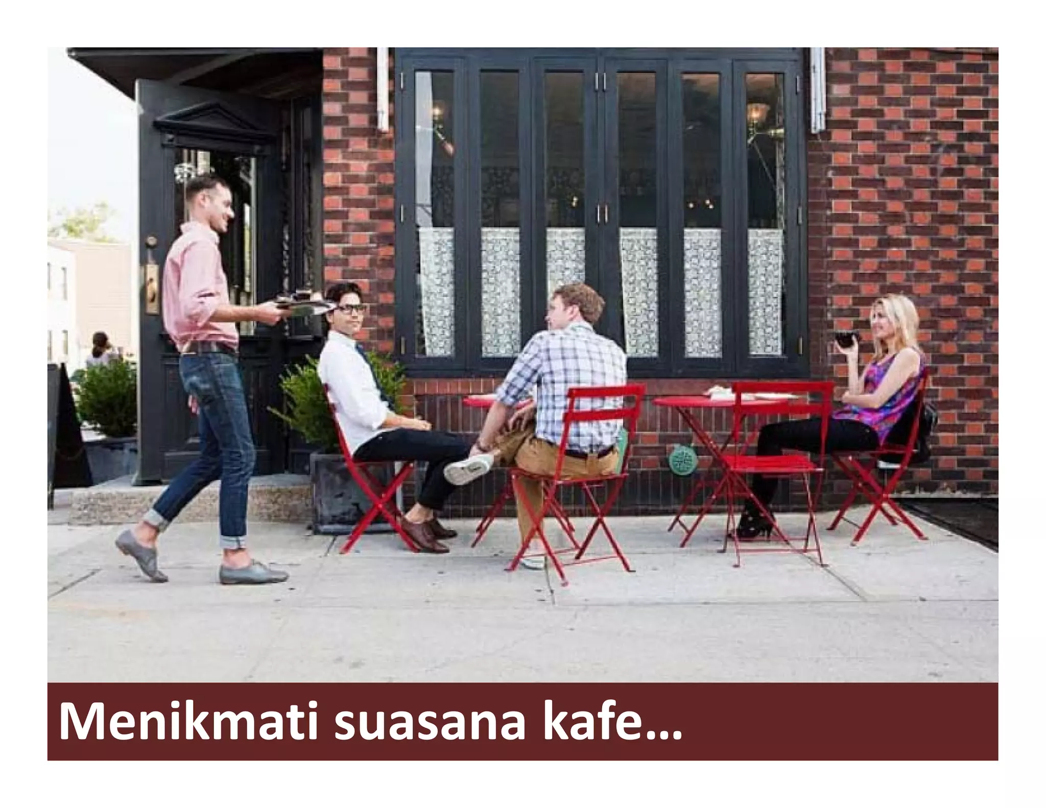 Menikmati suasana kafe…
 