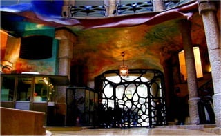 La fachada es una impresionante
 masa, variada y armoniosa de piedra
   ondulante sin líneas rectas donde
también el hierro forjado está presente
  en las formas de balcones imitando
           formas vegetales.
 