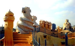 A parte de la fachada ondulante
 destacan de esta obra su desván y su
cubierta. Gaudí construyó una serie de
arcos de alturas variables. Estos arcos
sustentan por los lados las paredes de
las fachadas exteriores e interiores del
   desván, y por encima la cubierta
 escalonada. Esta cubierta es curiosa
   por estar repleta de chimeneas y
   respiraderos de extrañas formas.
 