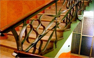 Un año y medio más tarde hubo otra vez
problemas pero esta vez con unos voladizos que
 tampoco respetaban los límites acordados. En
esta ocasión intervino el Jefe de la División 2ª, el
  arquitecto Plantada, diciendo que no pasaba
 nada porqué eran faltas temporales para mayor
 seguridad de los transeuntes. Otros problemas
     fueron la altura total del edificio, que se
superaba en más de cuatro metros, y el volumen
total de la edificación, que superaba la oficial en
             4.000 metros cuadrados.
 