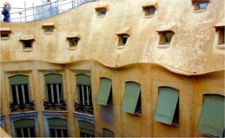 El Ayuntamiento ordenó derribar el desván o, en caso
  contrario, el señor Milà se veria obligado a pagar una multa
  de 100.000 pesetas, que era casi una quinta parte de lo que
      había costado la obra. Al final y después de muchas
    discusiones, se decidió que el edificio era de gran valor
    artístico y, por tanto, no estaba sujeto a las ordenanzas.
    Gaudí quedó tan contento que pidió una copia del acta
                                oficial.
       Pero aquí no terminan los problemas. Gaudí había
    proyectado en la fachada de la Pedrera una figura de la
   Virgen del Rosario, llena de Gracia protectora del Paseo,
flanqueada por los arcángeles San Gabriel y San Miguel, pero
                          nunca se colocó.
 