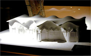 Hay dos versiones que explican el porqué: la primera
      afirmada por Bayó, contratista de la obra, dice que la
 escultura de la Virgen realizada por el escultor Carles Mani
   no gustó al señor Milá y no llegó a fundirse en bronce. La
    otra versión dice que el matrimonio propietario, ante los
   disturbios ocurridos en la semana del 26 al 30 de julio de
  1909 conocida como "Semana Trágica", periodo en que se
 quemaron muchas iglesias de Barcelona, temió que su casa
   fuera confundida por un convento o una iglesia y prefirió
 eliminar cualquier símbolo de carácter religioso. Según esta
versión Gaudí estuvo a punto de dejar las obras, cosa que no
     hizo por las conversaciones que tuvo con un religioso.
 