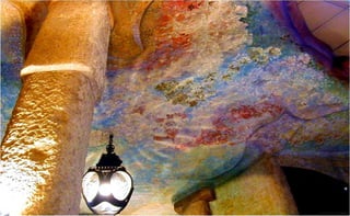 Gaudí proyectó una fantástica casa con
formas onduladas y vivas. Las únicas
paredes estructurales que hay son las
   de la escalera.Este es uno de los
     principales edificios de Gaudí
      residencial y uno de los más
    imaginativos de la historia de la
 arquitectura. Este edificio es más una
        escultura que un edificio.
 